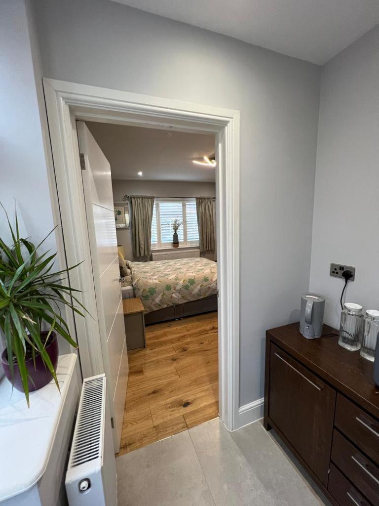 En-Suite Double Room - Private Entrance & Free Parking West Drayton  Bagian luar foto